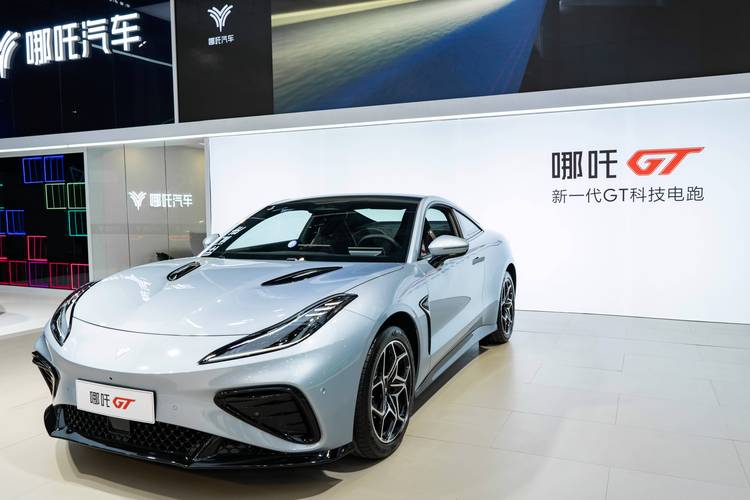 广州330哪吒汽车在智能汽车领域的表现，领途汽车在新能源汽车市场中的影响力